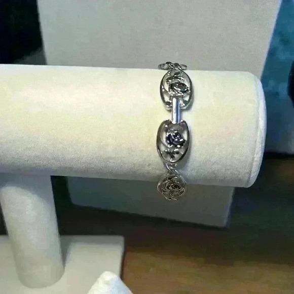 Vintage Avon Silver Rose Pattern Clasp Metal Bracelet - Picture 2 of 6